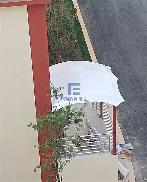 陆良北辰高级中学新校区膜结构工程已竣工使用,一处处洁白轻盈的膜