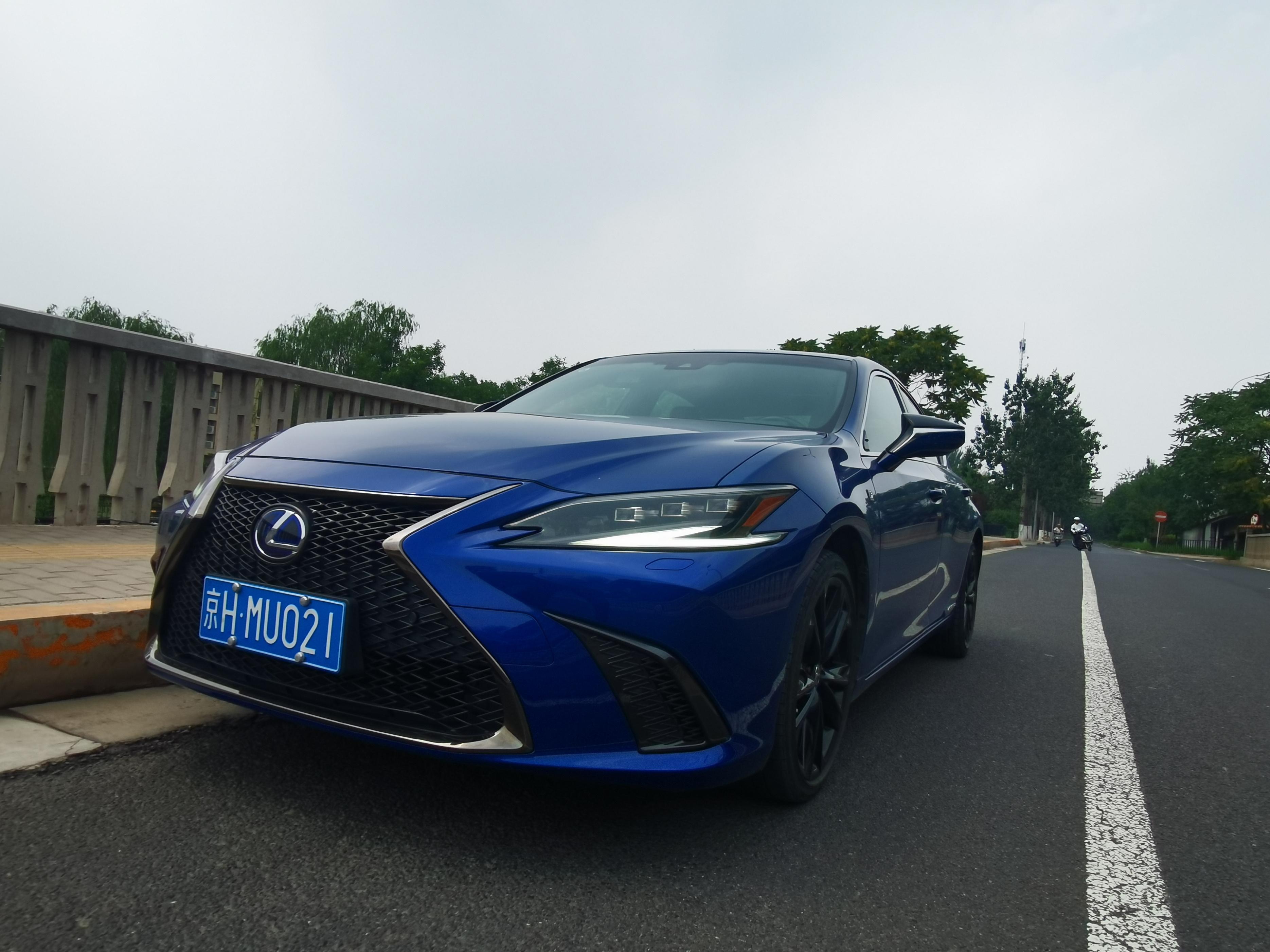 雷克萨斯es300h f sport:混动 运动打造全新驾乘体验