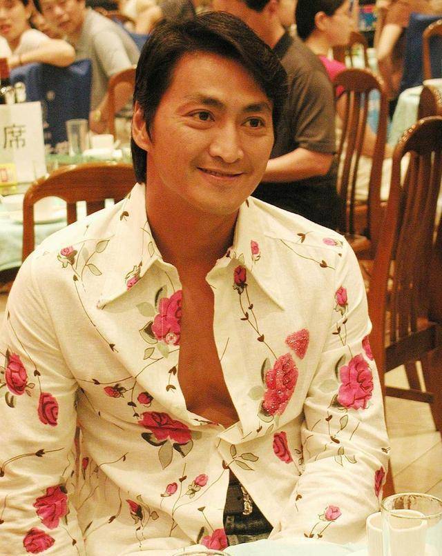 62岁何家劲街边理发,直言60以上剪发2元,网友调侃:虚报年龄_包青天