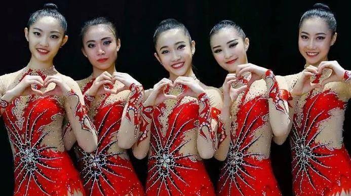 刘鑫,黄张嘉洋,郭崎琪,郝婷六名艺术体操国家队的队员也走上了直播间