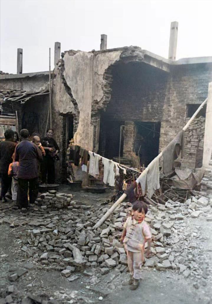 1946年的中国,百废待兴,站在残垣下,面带微笑的妇女_老百姓_抗日战争