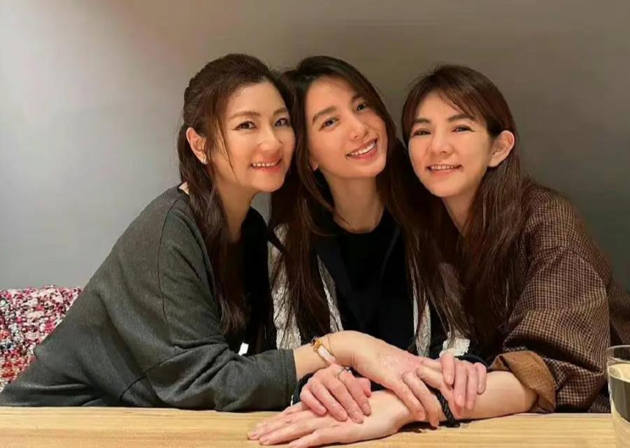 与田馥甄相比,selina与ella就有着不一样的发展.