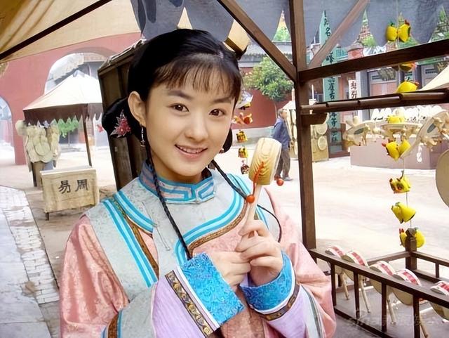 表示圆脸不能当主角,她用实力将丫鬟名改为女主名,她就是赵丽颖