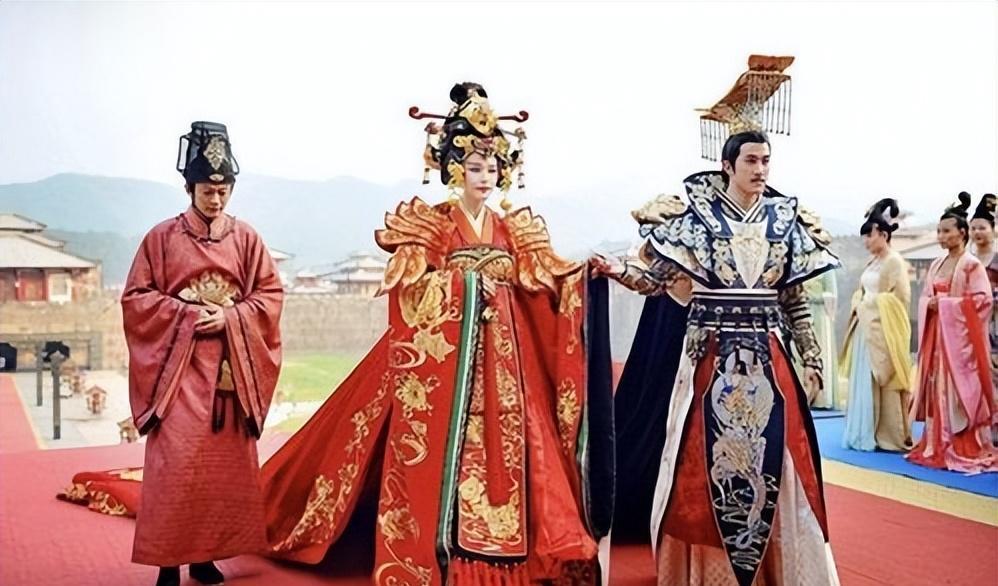 主要继承了前朝制度,不同身份阶层的人在结婚时穿戴的服饰有所不同