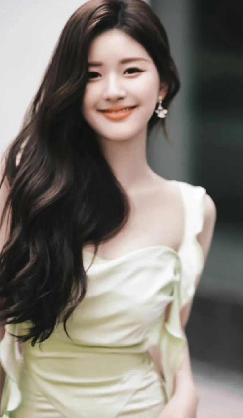 赵露思身穿薄荷绿的符文连衣裙,身材曼妙,优雅又不失俏皮_绿色_活动