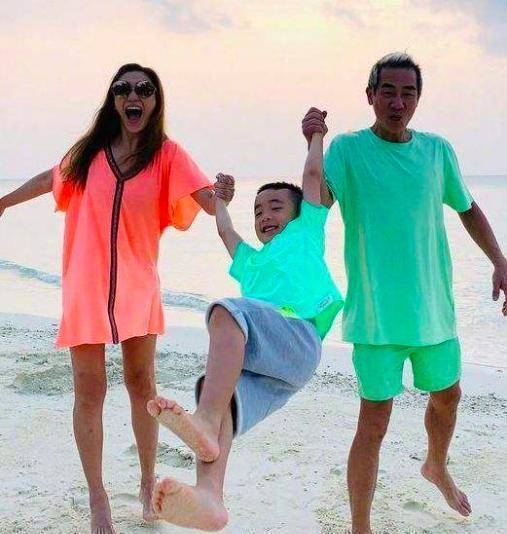 jasper近照曝光,打扮成了帅气小绅士,网友催应采儿赶紧生二胎_陈小春