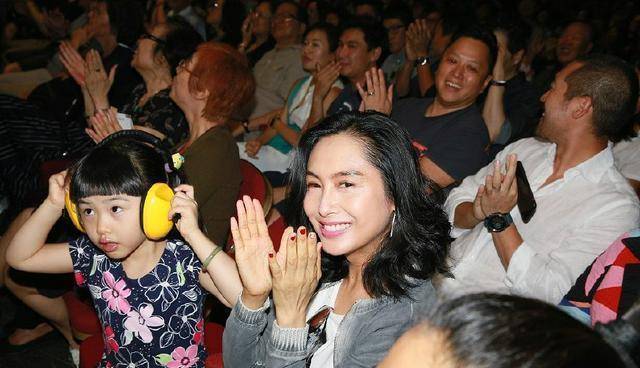 447岁朱茵穿着朴素携女捧场黄贯中演唱会,6岁女儿有紫霞仙子气质_黄莺