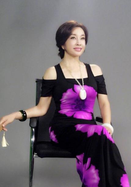 被刘晓庆老年状态惊艳:棒球帽,大卷发,紧身裙,70岁还时尚非凡_休闲