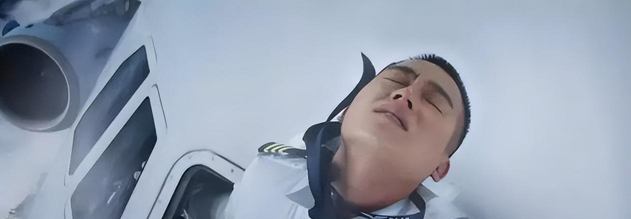 "中国机长"刘传健:34分钟紧急迫降救128人,亲历者含泪感谢_刘传建