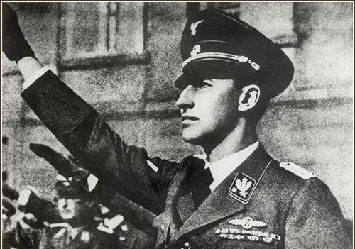 希姆莱当时正想创办一个党卫军情报处,为自己和纳粹领导层搜集党的
