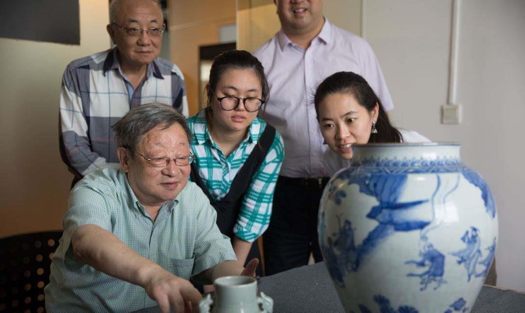 结果一旁的高阿申看不下去了,拉了拉黄董宁的手臂说道:那时候还没这