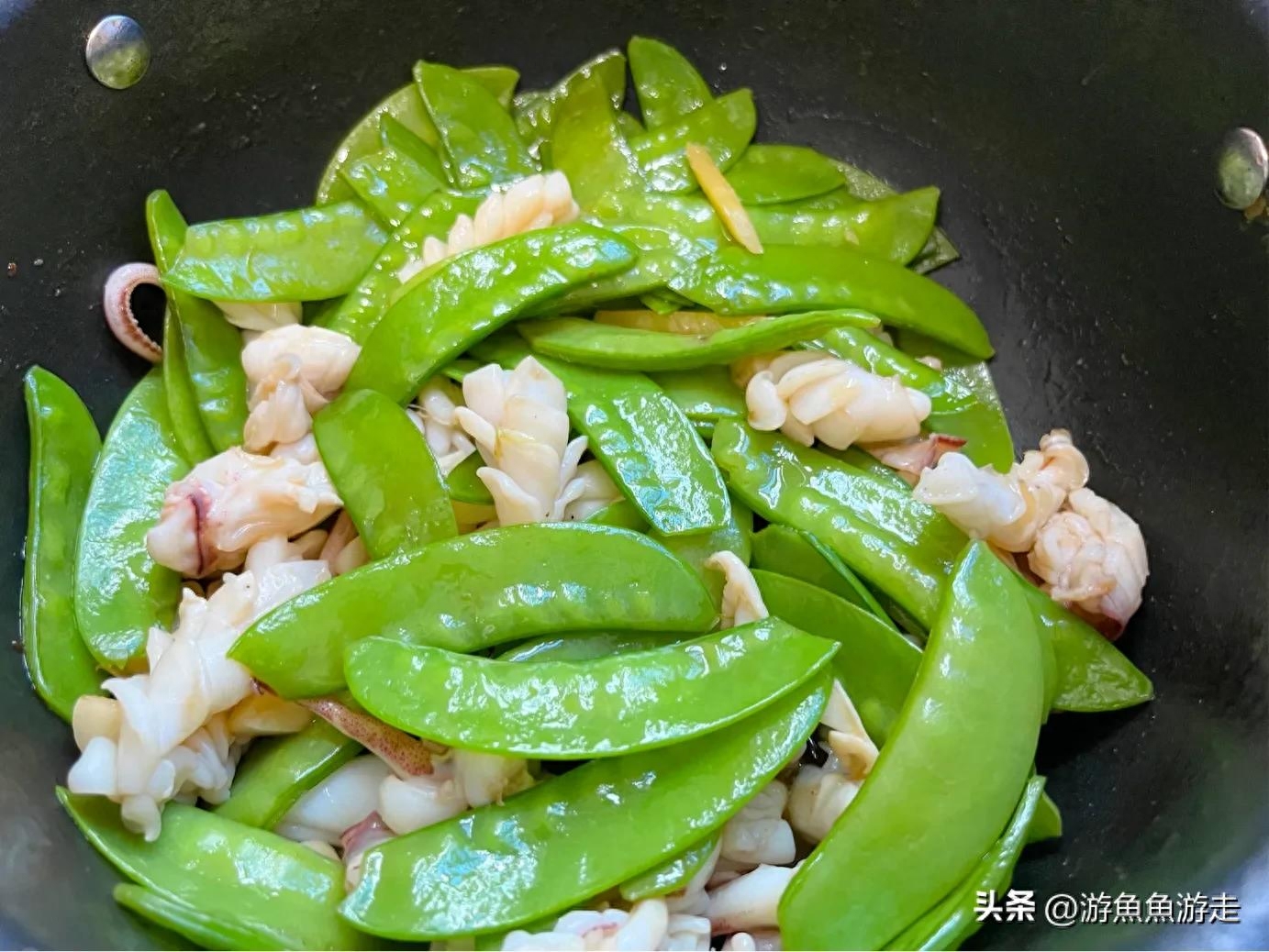 这道荷兰豆炒鲜鱿,口感爽脆,鲜香嫩滑,美味到让你忍不住想一尝!