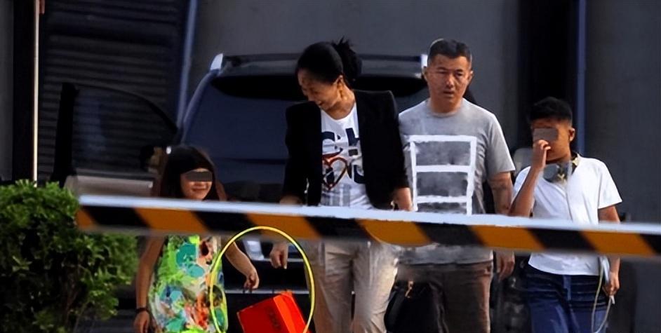 那英儿子高兴:遭亲生父亲抛弃留下阴影,继父的出现重新照亮了他_高峰