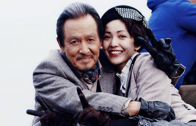 74岁黄百鸣正经逛夜店!