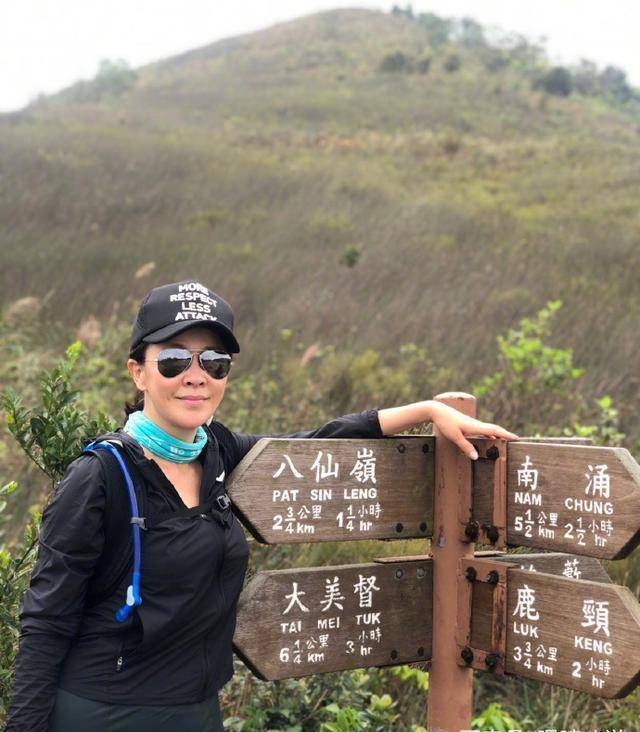 52岁刘嘉玲晒爬山照片,直接坐在悬崖边上大胆拍照,网友被吓到_状态