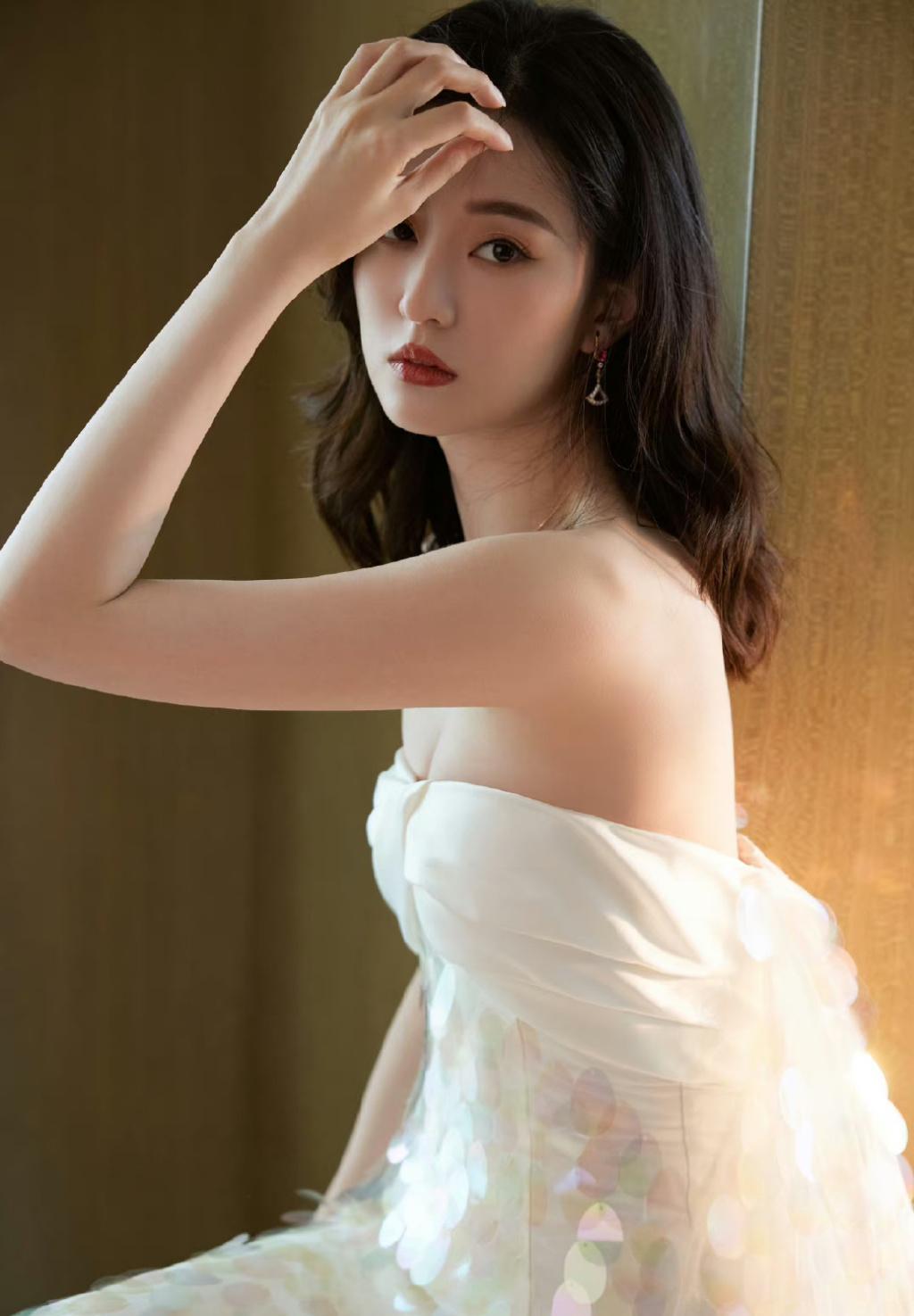 白色抹身材连衣裙露出精致锁骨,腰臀比绝了_关雎尔_人物_设计