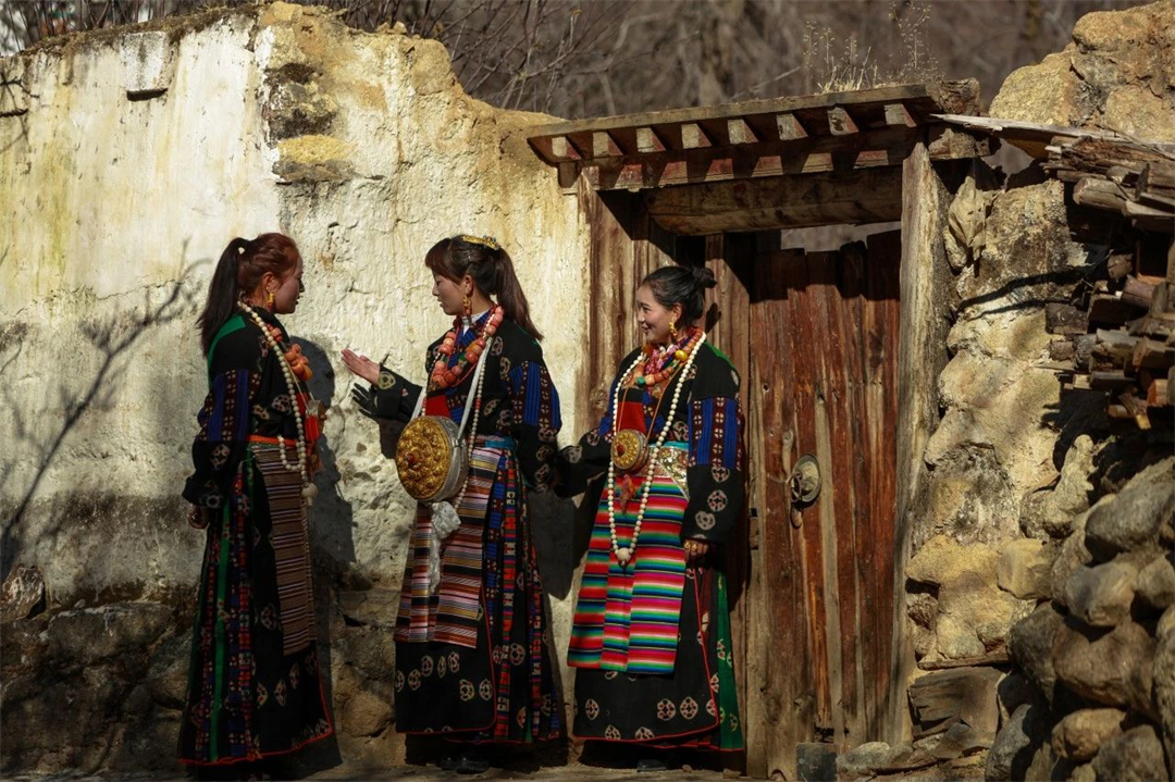 《乡城疯装》 摄/腊花《春到蜀绣坊》 摄/黄振锋《冲刺-残奥会掠影》