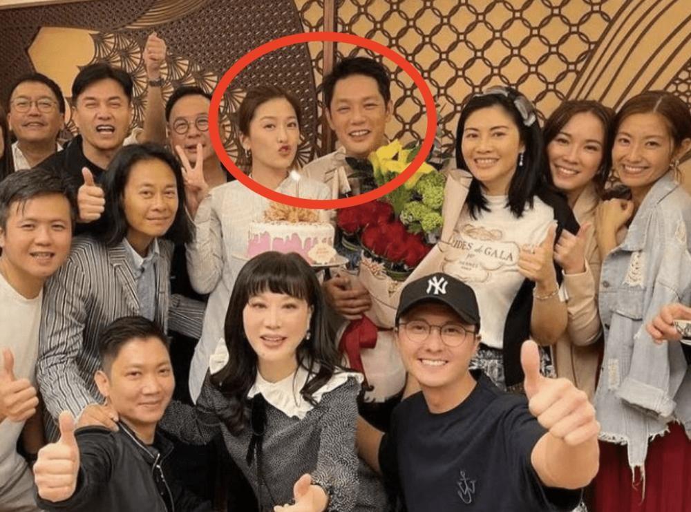 程鹏逛迪士尼被偶遇,打扮休闲接地气,二婚妻子身材苗条气质好_周丽淇