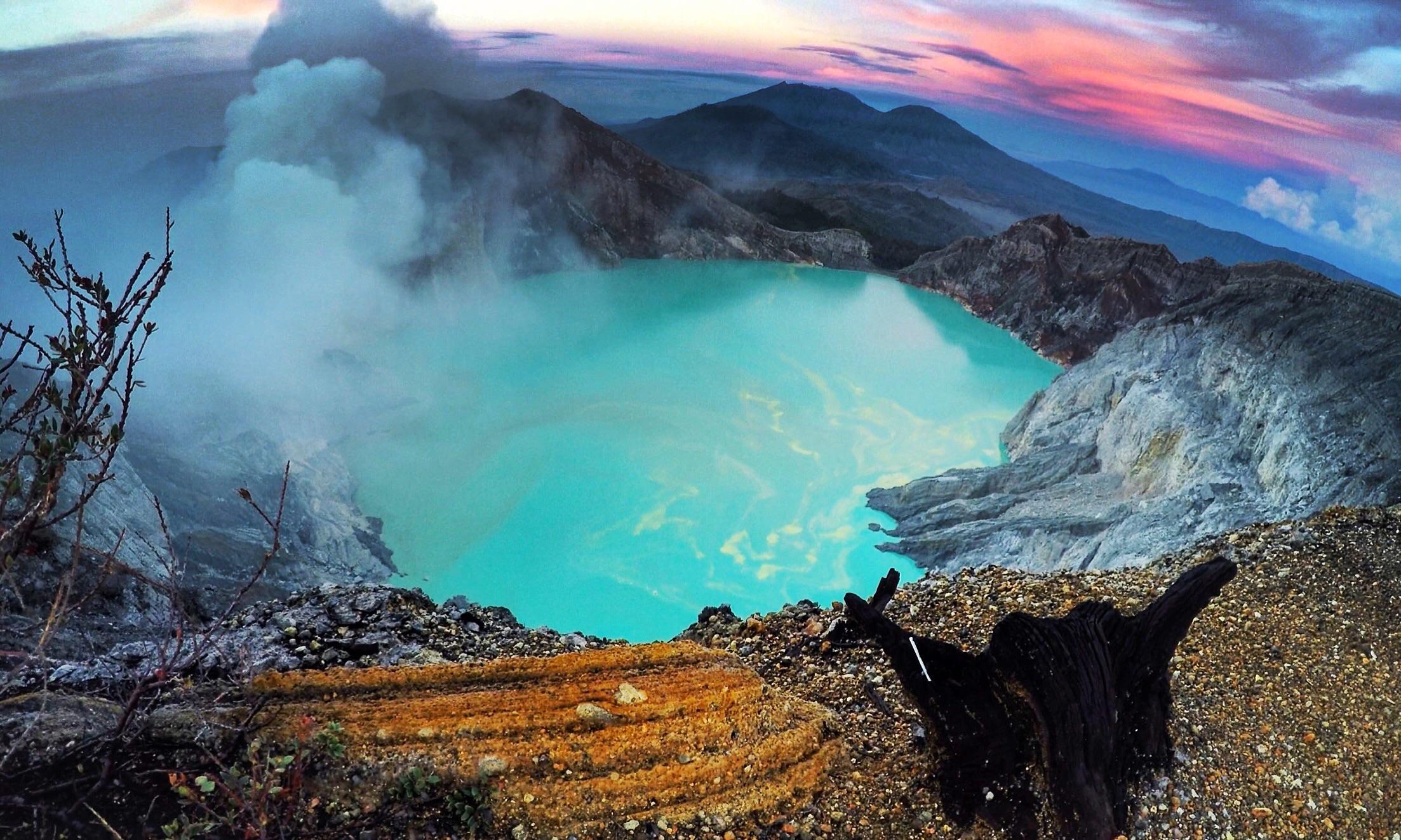 火山征程:登顶印尼爪哇岛的伊拉斯姆斯火山与硫磺湖_蓝火_奇观_穿越