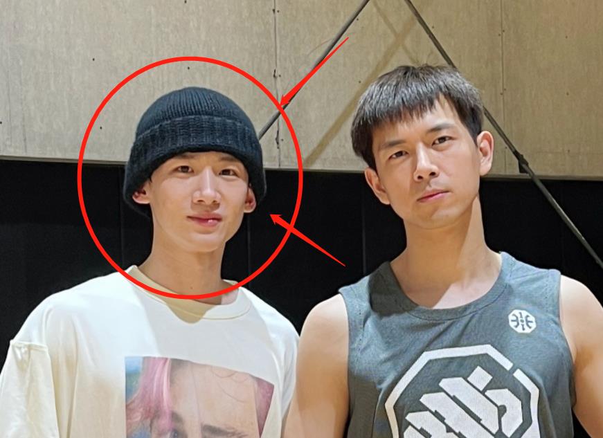 在看白敬亭之前我们可以看一下李现的颜值.