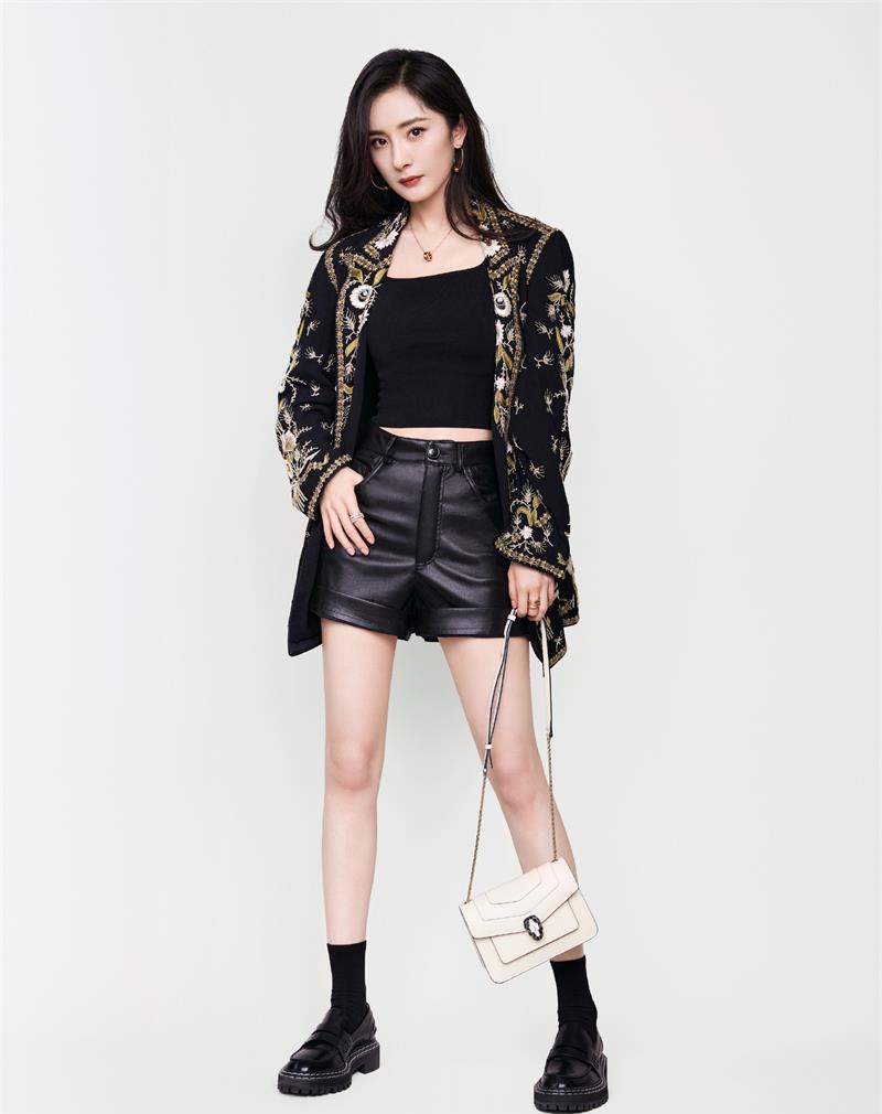 杨幂高马尾搭配百褶裙,又美又飒_造型_黑色_女网友