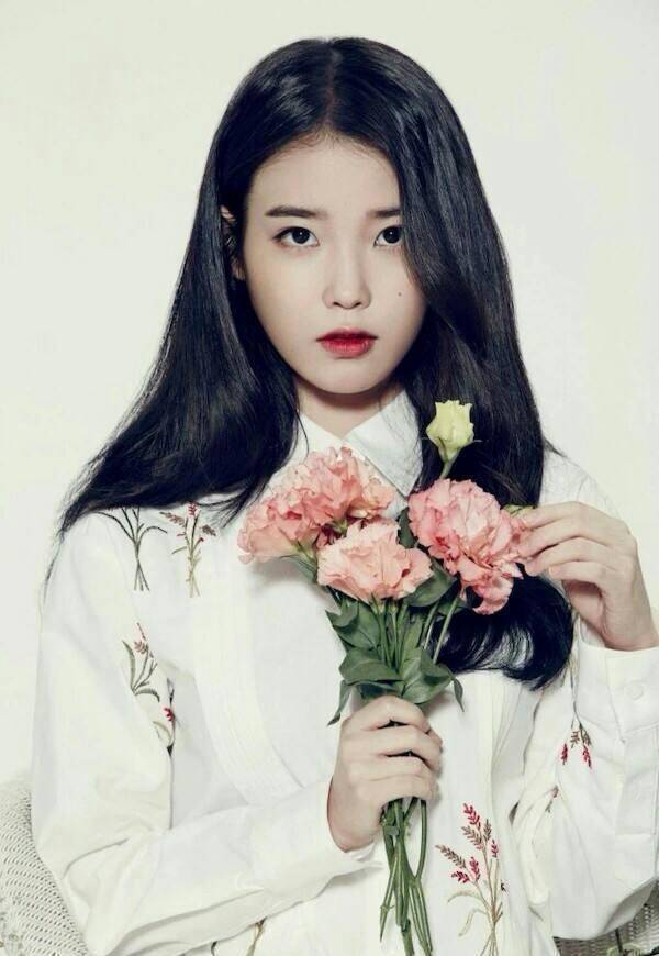 iu李知恩新剧《德鲁纳酒店》,两集换装十七件,神仙颜值让人惊艳_满月_