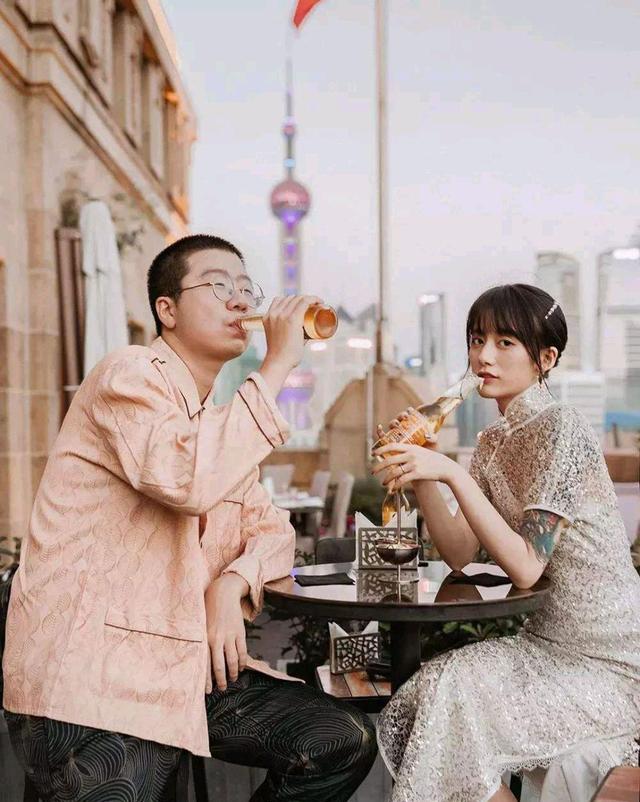 李诞和黑尾酱曾经拍摄的婚纱策划,没有想到还没拍完就分手了_李诞正