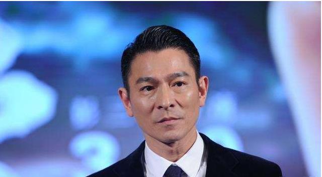 "天王"刘德华身价上亿,弟弟也是隐形富豪,姐姐却靠救助金生活_成为了
