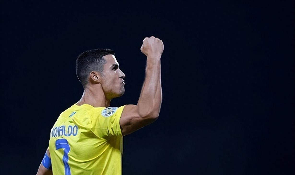 双响炮后左膝受伤,被抬出球场,或将因伤缺席_利雅得_比赛_比分