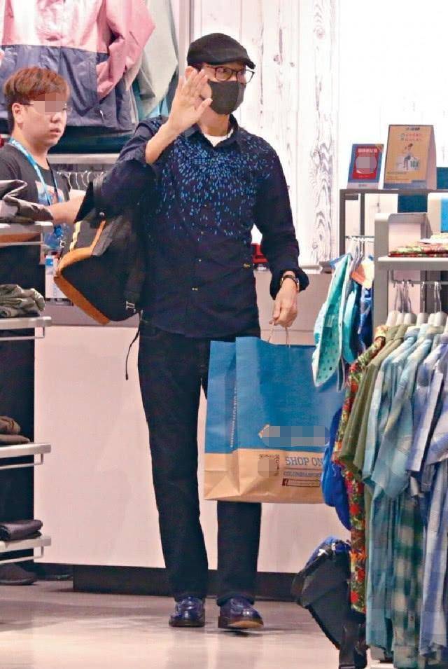 这是近年郑少秋出席活动时的照片,当时他穿着长款风衣正在很潇洒的