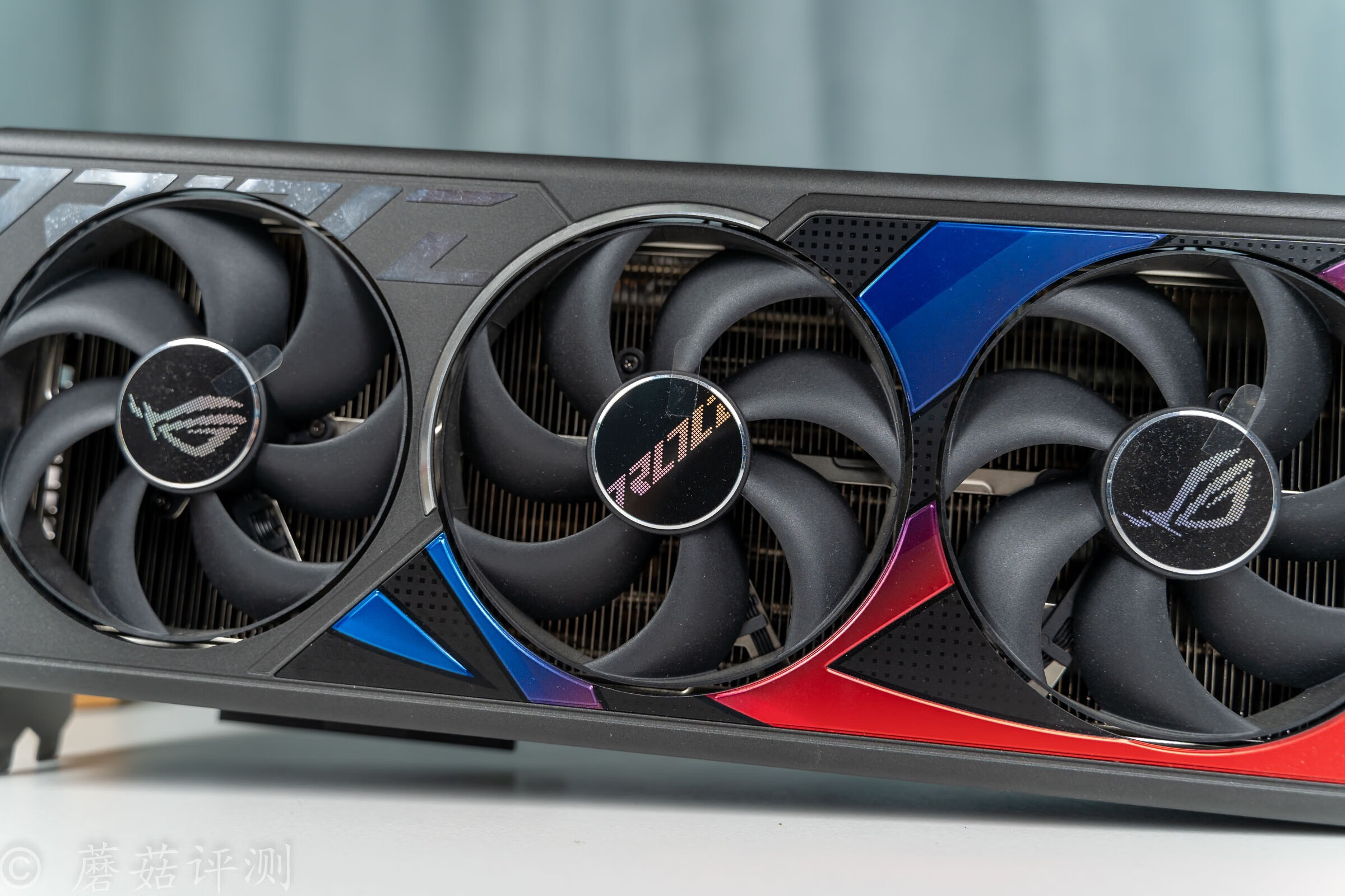 4090显卡中的独一档,华硕rog玩家国度rtx4090猛禽显卡 评测_散热_部分