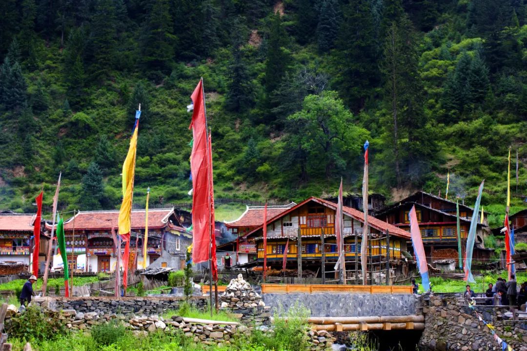 8月,哪也不想去,只想住进黑水的山水画里~_哈德_羊茸_装修