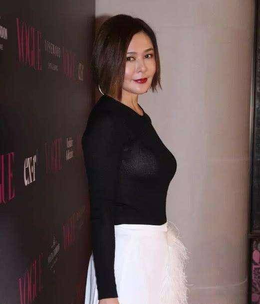 57岁关之琳近照曝光,身穿深v长花裙显好身材,优雅的"变老"_活动_女人