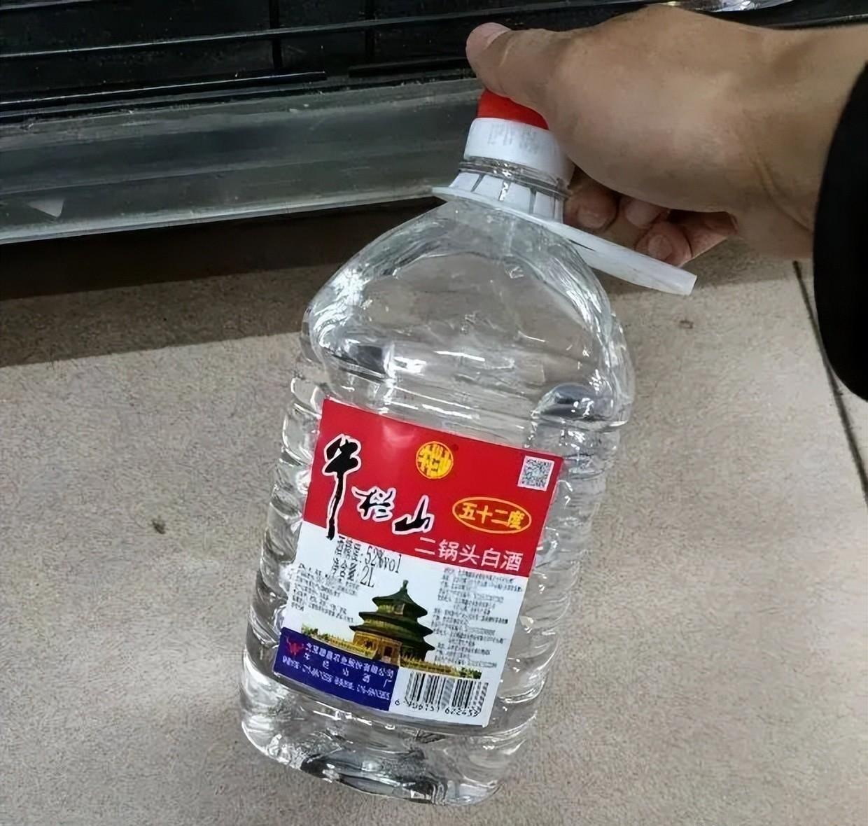 如果白酒中发现了塑化剂,那它有哪些方面的来源?_酿酒_过程_塑料