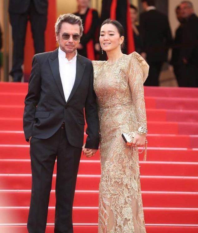 巩俐与71岁老公亮相戛纳,老公是电子乐教父,三任前妻都是女神_米歇尔
