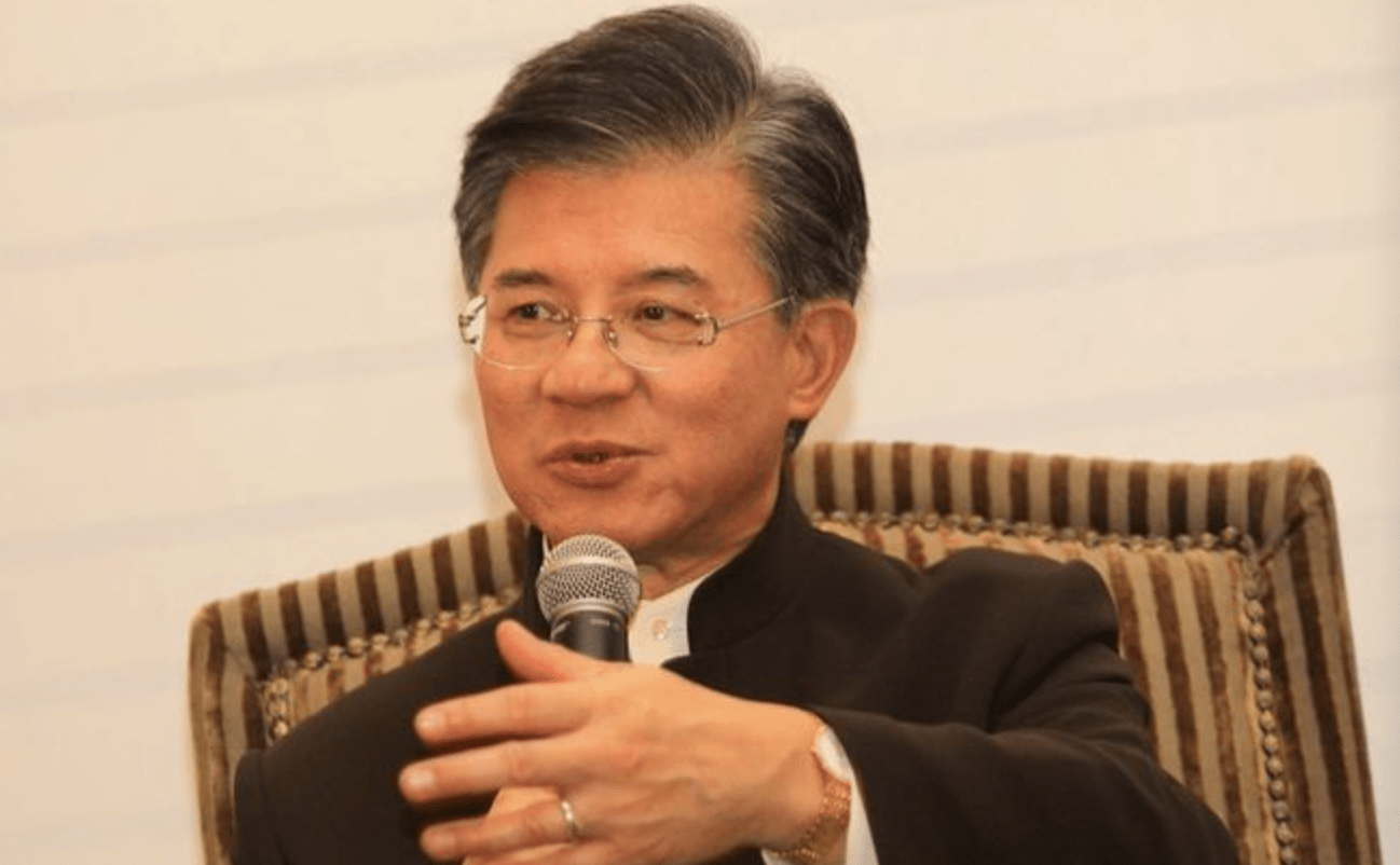 罗康瑞出身名门,他是香港富豪罗鹰石与杜莉君的儿子,不过他没有继承