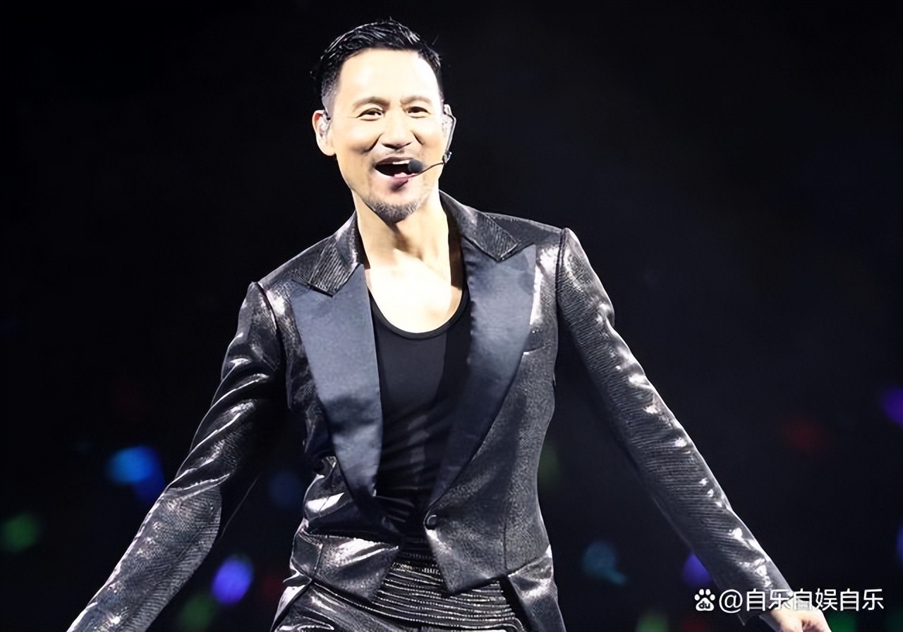 62岁张学友演唱会晕倒,迅速爬起坚持唱完歌,引发不适原因爆出_歌迷