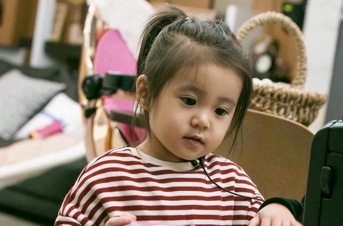 林心如晒女儿早餐被疑,金饭碗不算啥,碗里东西是亮点你怎么看?