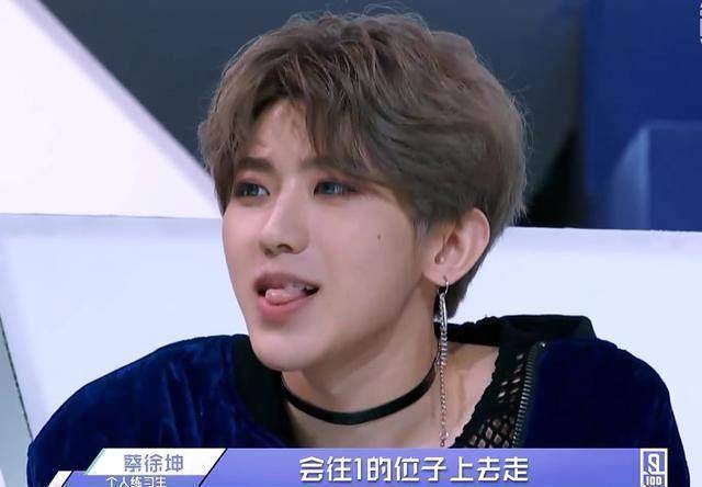 蔡徐坤紧张害羞时那些暗戳戳的小动作,哪一个能戳中你的心?