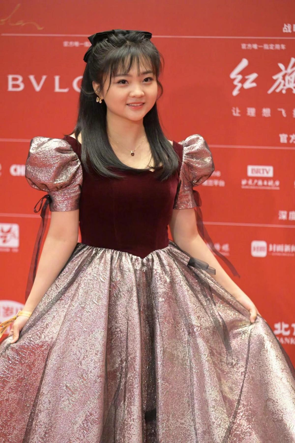 林妙可真是没长大,罕见走红毯还穿公主裙,歪头卖萌不像个成年人_显得