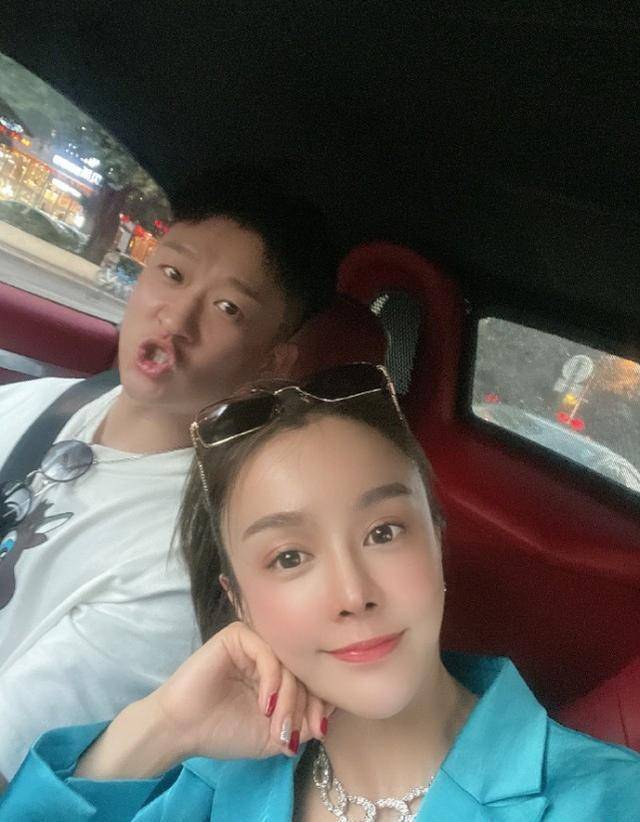 曹云金现任晒男友视角照,穿吊带裙秀好身材,力挺曹云金对自己好_恋情