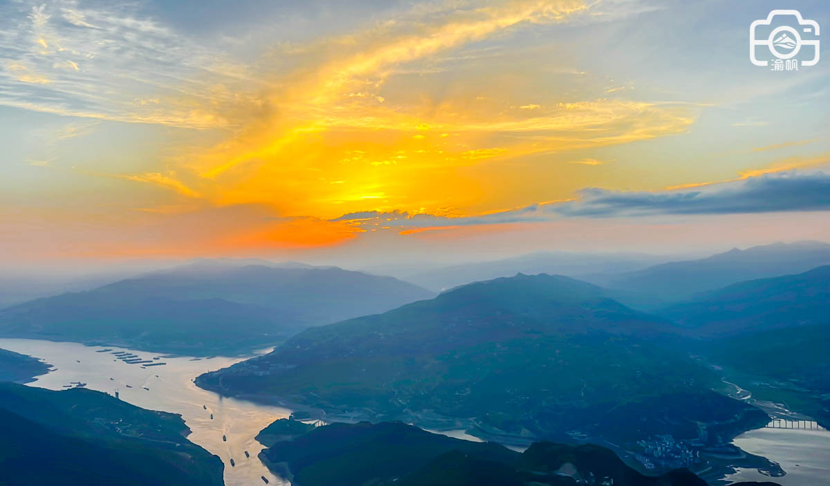三峡之巅三峡之巅因杜甫名诗"赤甲白盐俱刺天,闾阎缭绕接山巅.