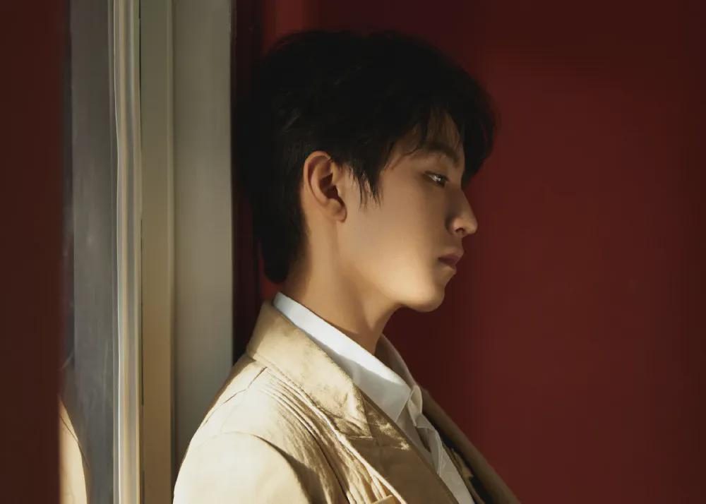 王俊凯恋情瓜细节疑似实锤,与素人后台合照,被质疑私联富婆粉丝_同学