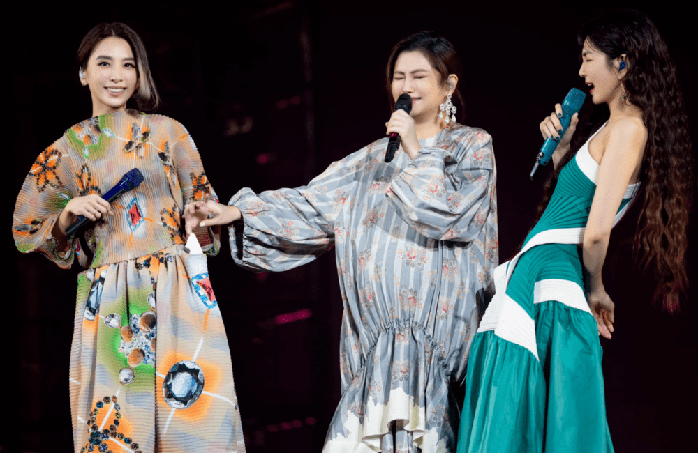 she久违4年合体,selina挺9月孕肚现身,三人哭成一团,姐妹情深_田馥甄