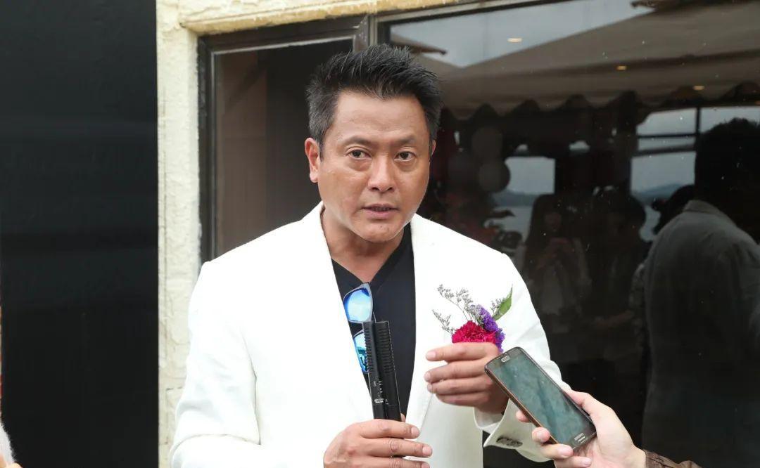 53岁魏骏杰近况曝光,身形肿胀面容衰老_滕丽名_程峰_内地