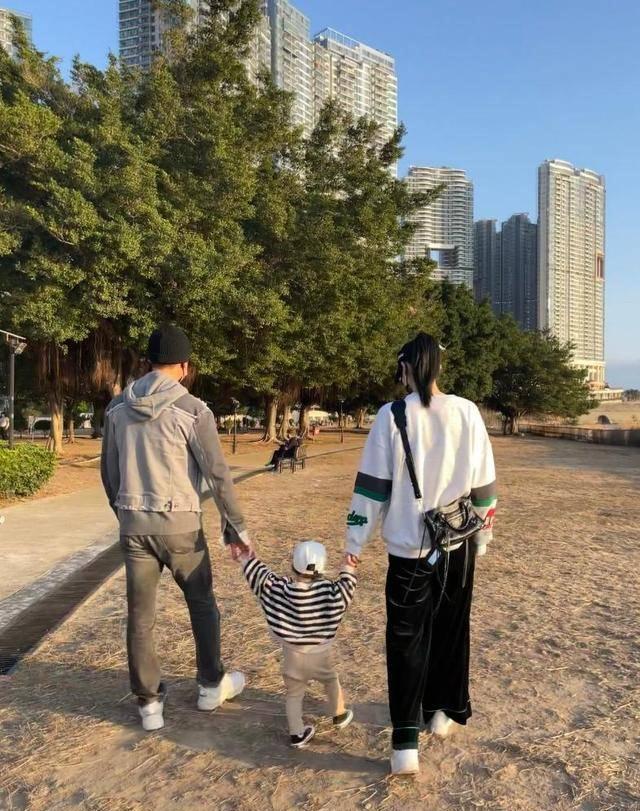 林峰一家三口晒娃,女儿已经这么大,网友以为他没当爸_张馨月_照片