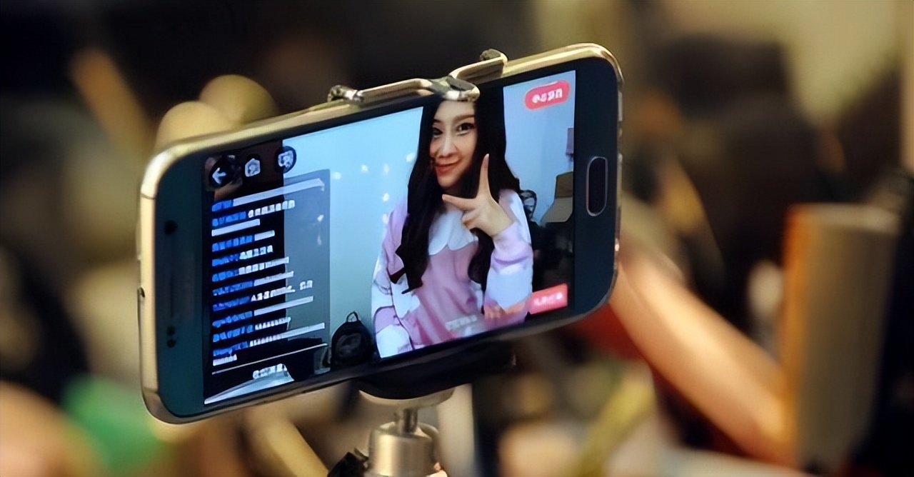 高一男生打赏主播花掉39万,最高一次转账9万元_小胡_直播_成年人