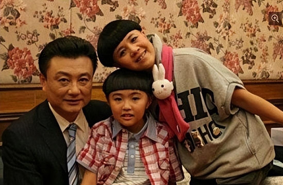 结婚33年恩爱如初,"金龟子"与丈夫去领证,被工作人员