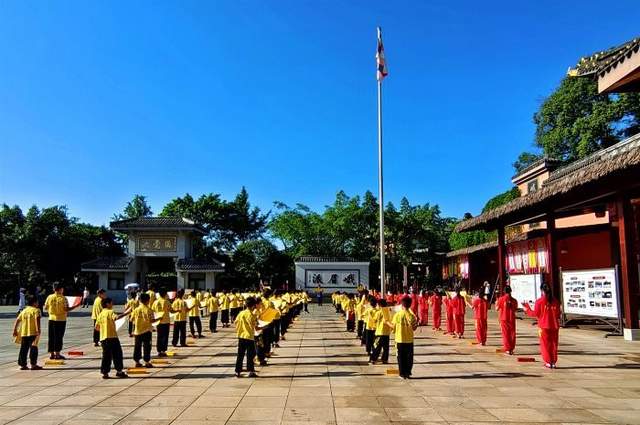 峨眉山市:300多名"功夫"小子武术表演展风采_文化_传承_培训