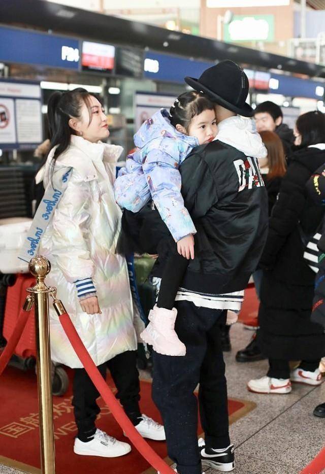 包贝尔一家三口出行,包文婧就算穿普通的棉服,都这么的好看_效果_款式